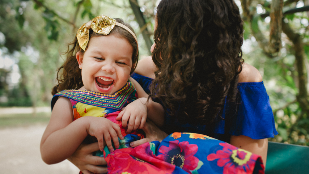 sess&atilde;o de fotos entre m&atilde;e e filha no rio de janeiro no jardim botanico com a fotografa de familia aline lelles