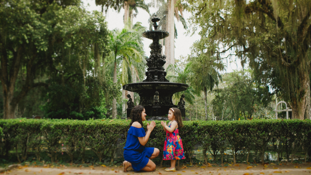 m&atilde;e e filha se divertem brincando durante ensaio fotogr&aacute;fico de fam&iacute;lia no jardim bot&acirc;nico do rio de janeiro