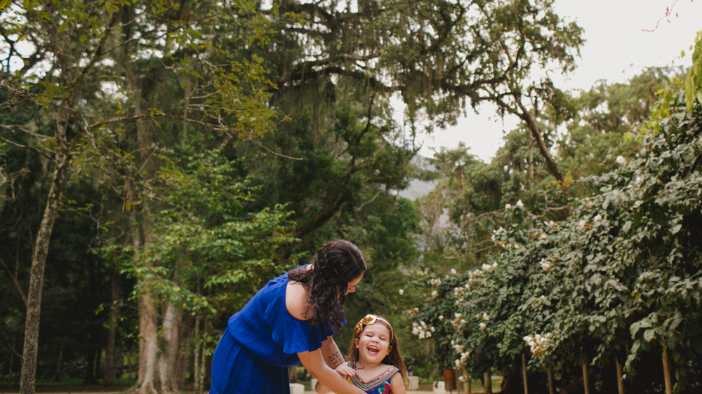 m&atilde;e e filha se divertem em ensaio fotogr&aacute;fico no jardim bot&acirc;nico com a fot&oacute;grafa aline lelles