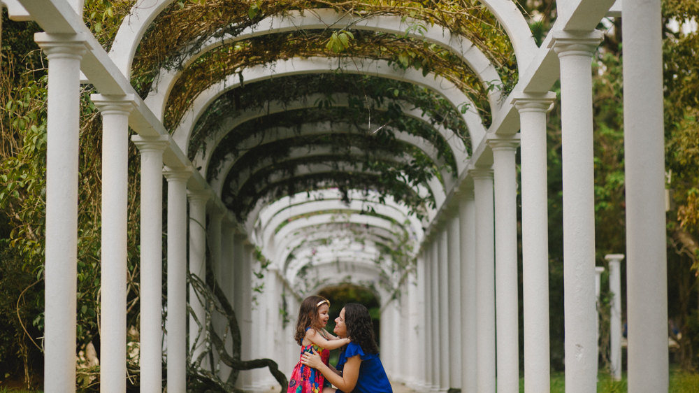 momento de ternur durante a sessao de fotos com a fotografa de fam&iacute;lia aline lelles no jardim bot&acirc;nico do rio de janeiro