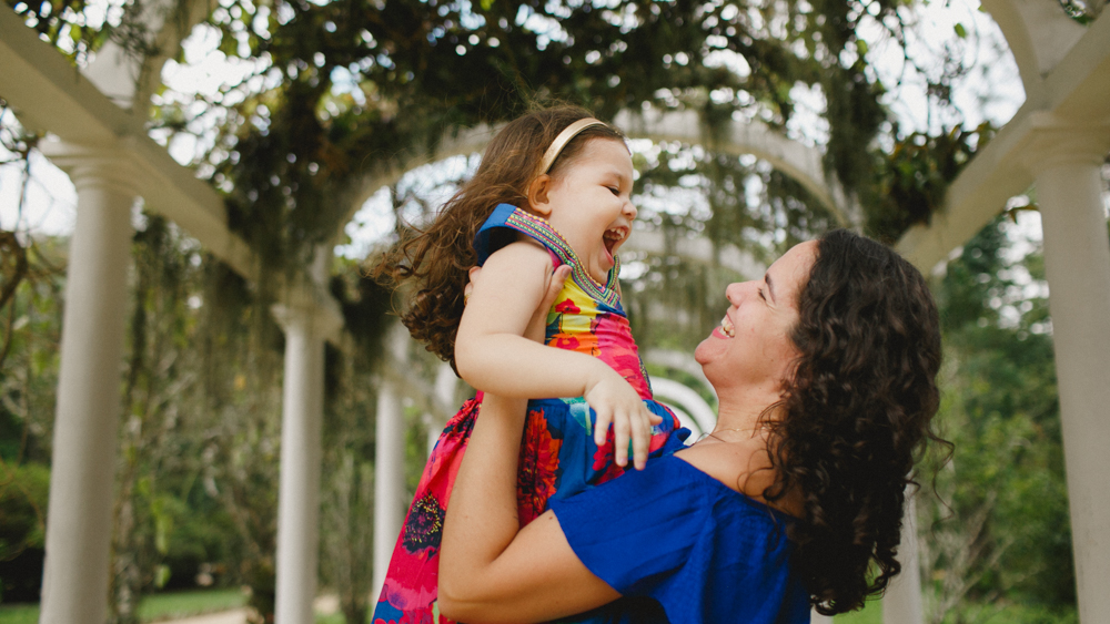 sess&atilde;o de fotos entre m&atilde;e e filha no rio de janeiro no jardim botanico com a fotografa de familia aline lelles