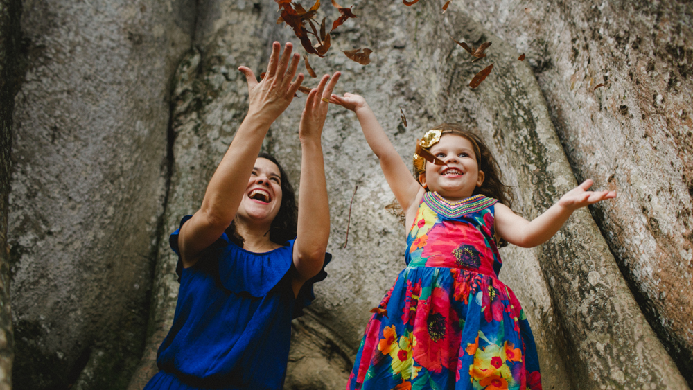 crian&ccedil;as jogando folhas de arvores para o alto durante ensaio fotografico no jardim botanico do rio de janeiro
