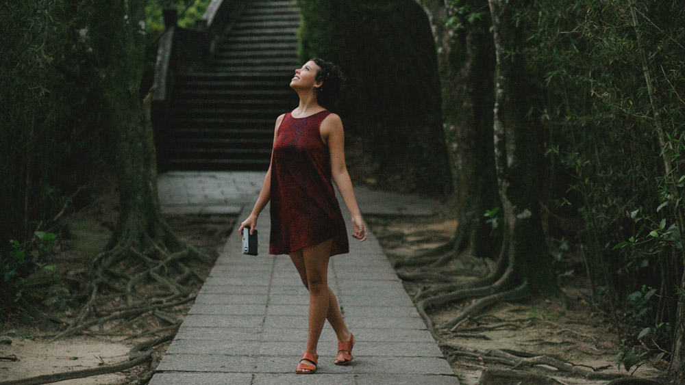 Durante o ensaio fotogr&aacute;fico no Mirante Dona Marta | Rio de Janeiro - RJ, Nathalia Lovati se diverte com a sua Canonet da Conon.