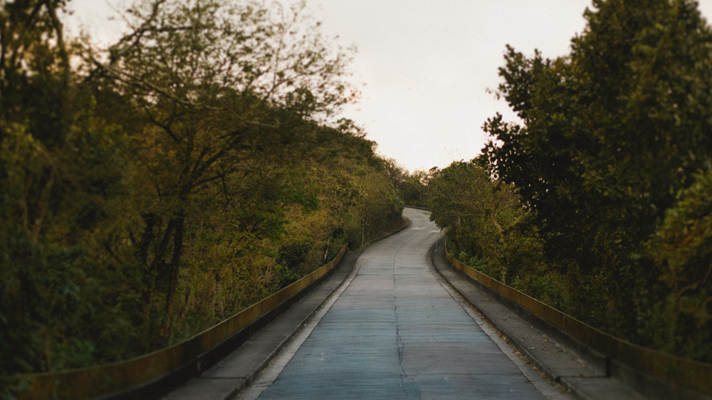 Final de tarde, caminhada longa, subida do Mirante Dona Marta | Rio de Janeiro - RJ, lugar bel&iacute;ssimo, foi assim que nosso ensaio fotogr&aacute;fico come&ccedil;ou. Siga em frente para o topo!