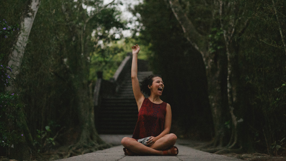 Durante o ensaio fotogr&aacute;fico no Mirante Dona Marta | Rio de Janeiro - RJ, Nathalia Lovati se diverte com a sua Canonet da Conon.