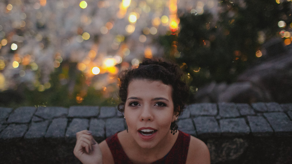 Ap&oacute;s se familiarizar com o clima de modelo, Nathalia Lovati agora mais solta, brinca com as poses.