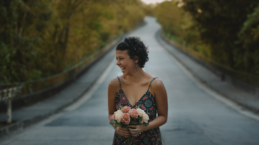 Subida animad&iacute;ssima no Mirante Dona Marta | Rio de Janeiro - RJ, Nathalia segurando um lindo buqu&ecirc; de rosas, sempre alegre com ar de menina, se divertiu durante o ensaio fotogr&aacute;fico