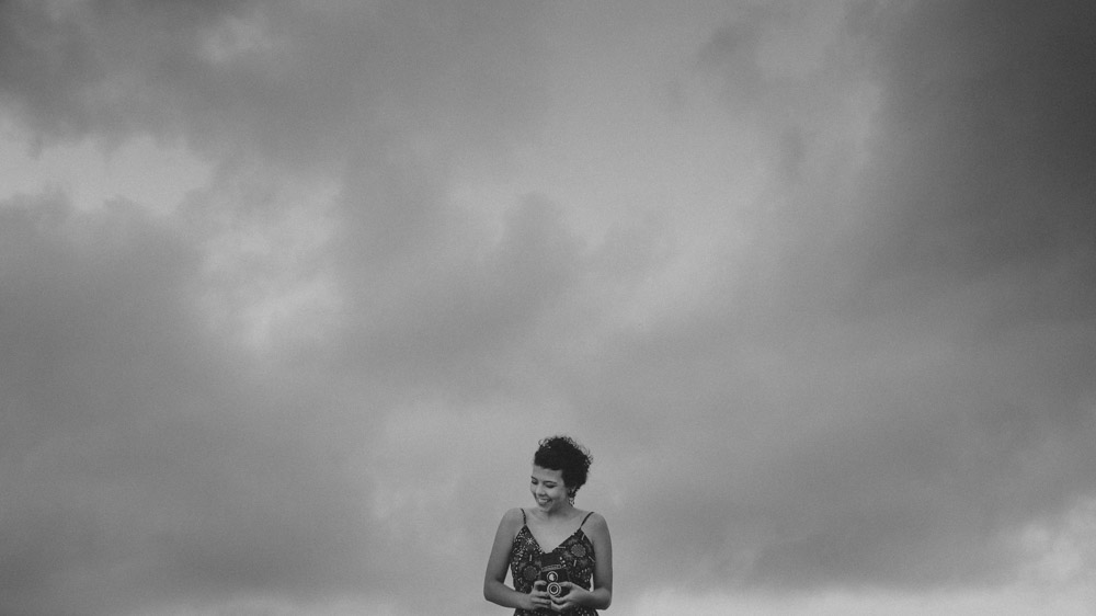 Mesmo com uma tempestade se formando, Nathalia Lovati n&atilde;o perde o sorriso, o bom humor e o ar de menina e continua se divertindo durante todo ensaio fotogr&aacute;fico.
