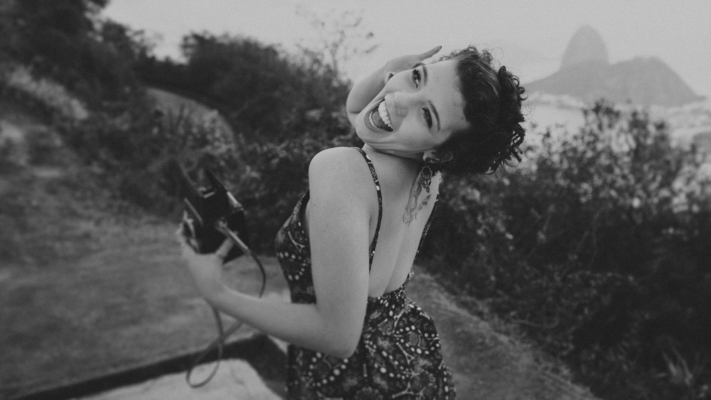 Nathalia Lovati e sua Roleiflex no Mirante Dona Marta | Rio de Janeiro - RJ, durante o ensaio fotogr&aacute;fico do projeto "S&oacute; Para Fot&oacute;grafos"