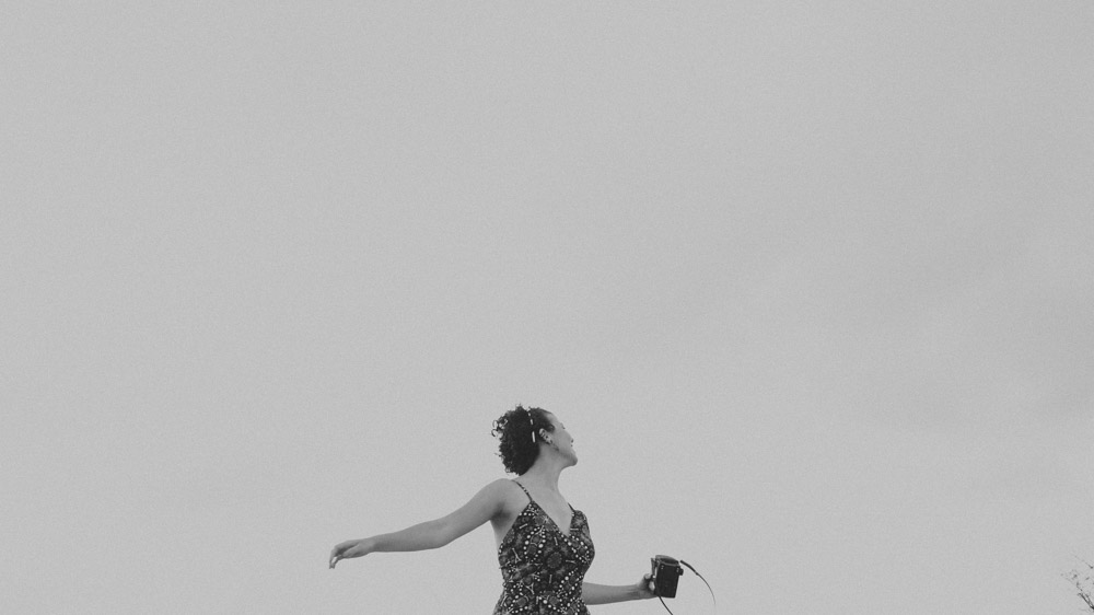 Nathalia Lovati posa com sua RolleiFlex durante o ensaio fotogr&aacute;fico no Mirante Dona Marta | Rio de Janeiro - RJ