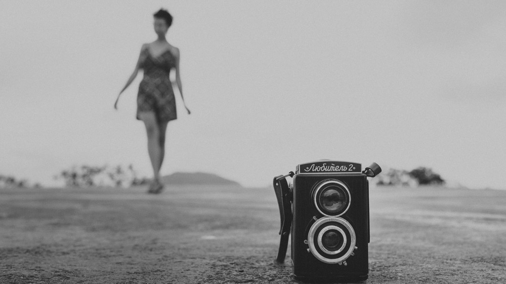 Nathalia Lovati e sua Rolleiflex no Mirante Dona Marta | Rio de Janeiro - RJ, durante o ensaio fotogr&aacute;fico do projeto " S&oacute; Para Fot&oacute;grafos"