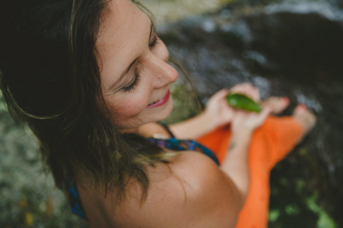 cachoeira na floresta da tijuca, fotografo de ensaio feminino, fotografia de empoderamento, sagrado feminino, fotografia afetiva