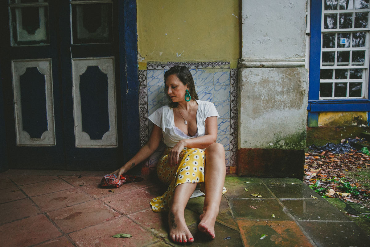 cachoeira na floresta da tijuca, fotografo de ensaio feminino, fotografia de empoderamento, sagrado feminino, fotografia afetiva, baralho cigano, constelacao familiar