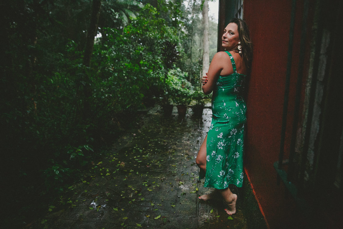 cachoeira na floresta da tijuca, fotografo de ensaio feminino, fotografia de empoderamento, sagrado feminino, fotografia afetiva