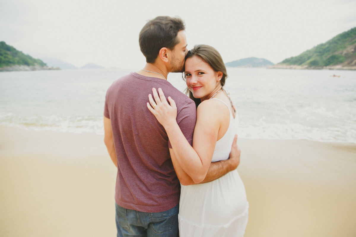 fotografia afetiva, de familia, gestante, de acompanhamento de bebe, rio de janeiro, ensaio na praia vermelha, ensaio de gravida, ensaio na praia, ensaio de casal, fotografia de cinema, a cumplicidade entre os casais, a fé em Deus, casais que oram juntos