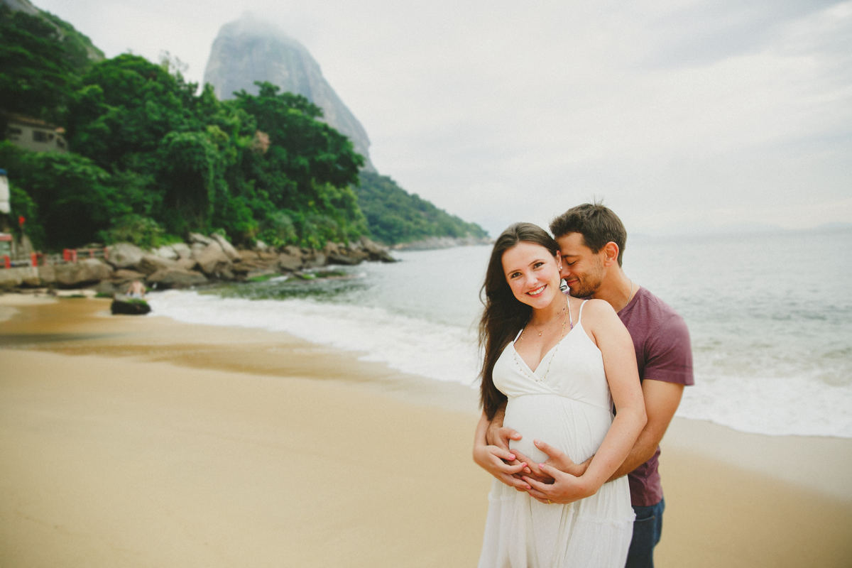 fotografia afetiva, de familia, gestante, de acompanhamento de bebe, rio de janeiro, ensaio na praia vermelha, ensaio de gravida, ensaio na praia, ensaio de casal, programa boas vindas, a cumplicidade entre os casais, a fé em Deus, casais que oram juntos