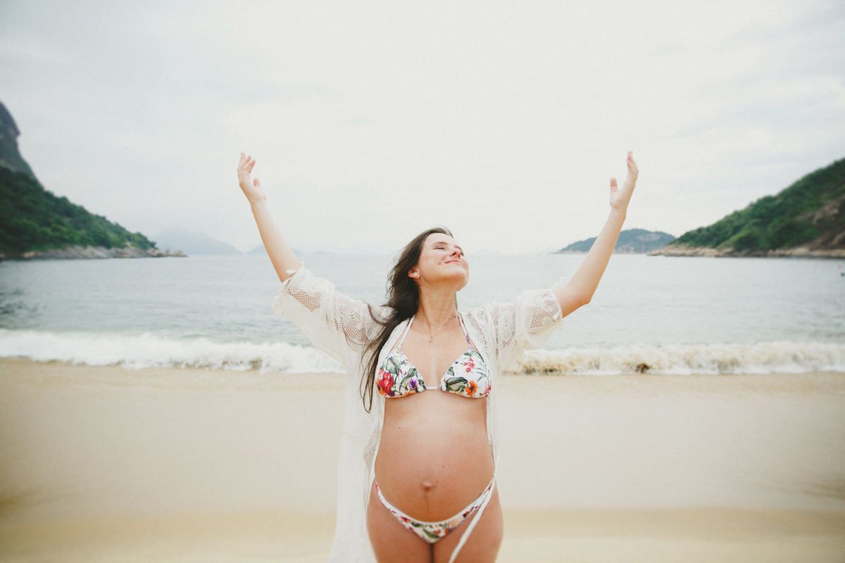 fotografia afetiva, de familia, gestante, de acompanhamento de bebe, rio de janeiro, ensaio na praia vermelha, ensaio de gravida, ensaio na praia, ensaio de casal, fotografia de cinema, a cumplicidade entre os casais, a fé em Deus, casais que oram juntos