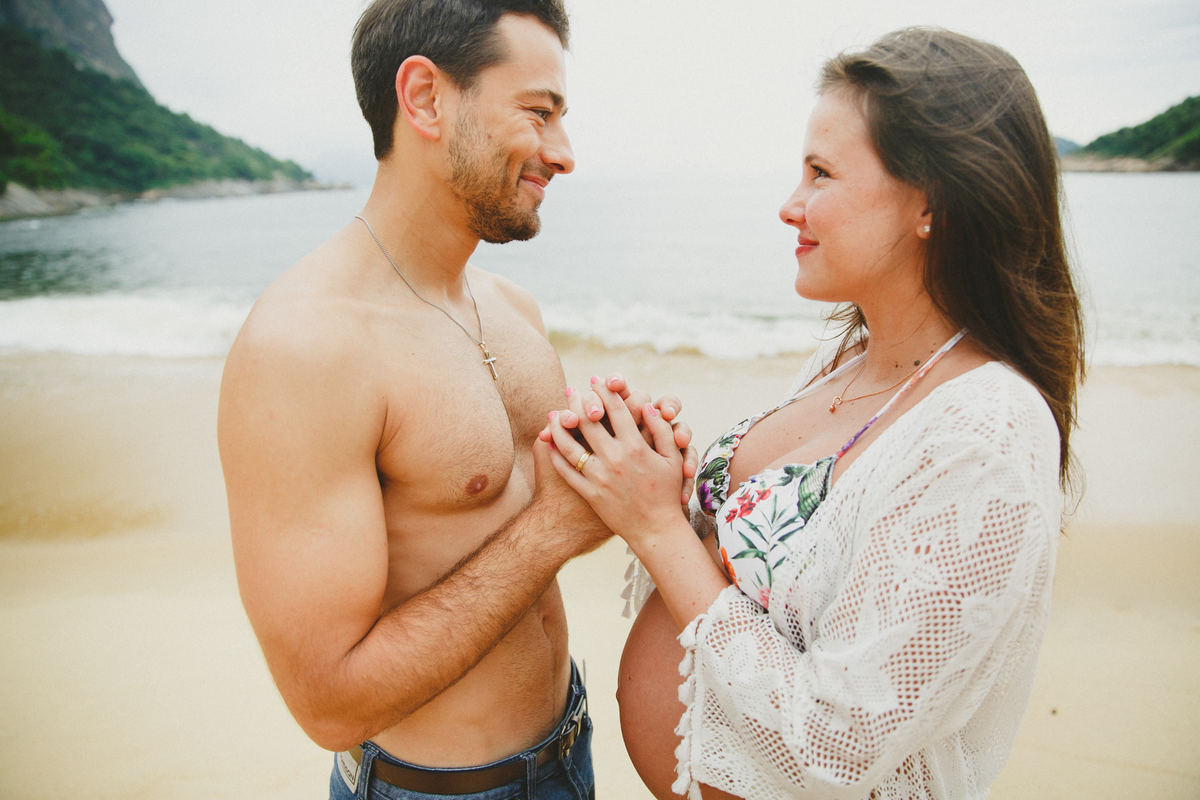 fotografia afetiva, de familia, gestante, de acompanhamento de bebe, rio de janeiro, ensaio na praia vermelha, ensaio de gravida, ensaio na praia, ensaio de casal, programa boas vindas, a cumplicidade entre os casais, a fé em Deus, casais que oram juntos