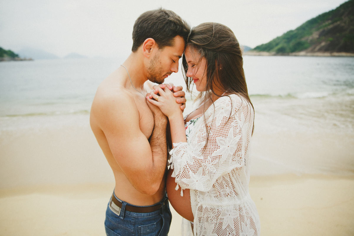 fotografia afetiva, de familia, gestante, de acompanhamento de bebe, rio de janeiro, ensaio na praia vermelha, ensaio de gravida, ensaio na praia, ensaio de casal, fotografia de cinema, a cumplicidade entre os casais, a fé em Deus, casais que oram juntos