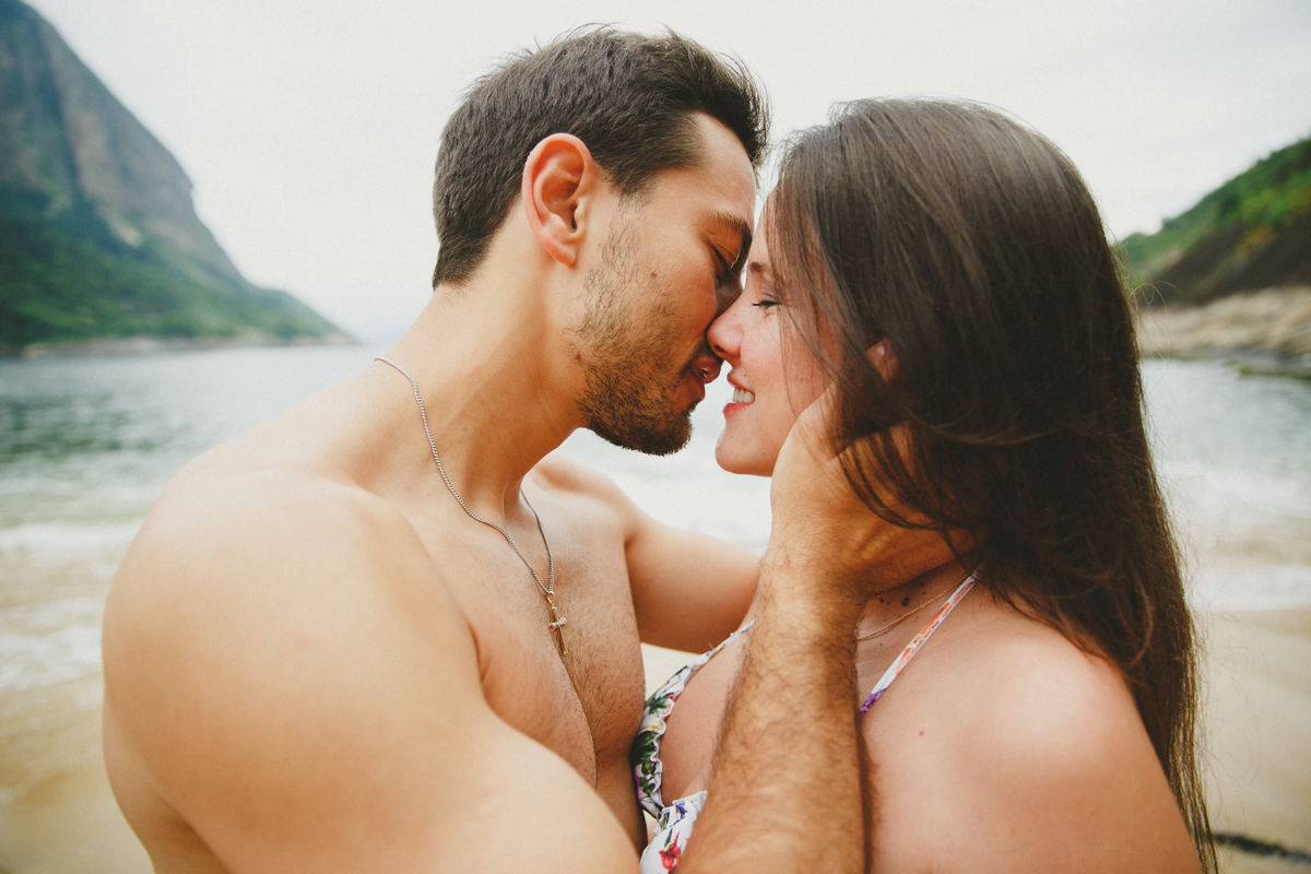 fotografia afetiva, de familia, gestante, de acompanhamento de bebe, rio de janeiro, ensaio na praia vermelha, ensaio de gravida, ensaio na praia, ensaio de casal, fotografia de cinema, a cumplicidade entre os casais, a fé em Deus, casais que oram juntos