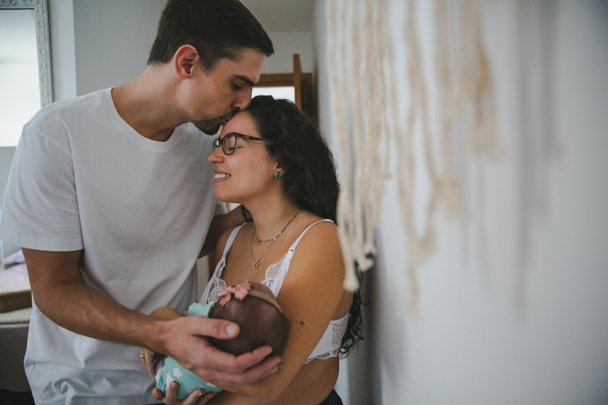 Beijo na testa,  Fotografia Lifestyle Natural Newborn, Acompanhamento de Bebês, Fotógrafo de Família, Aline Lelles, Fotografia de Familia Rio de Janeiro, Ensaio de Bebe na Tijuca, Ensaio de Familia na Tijuca