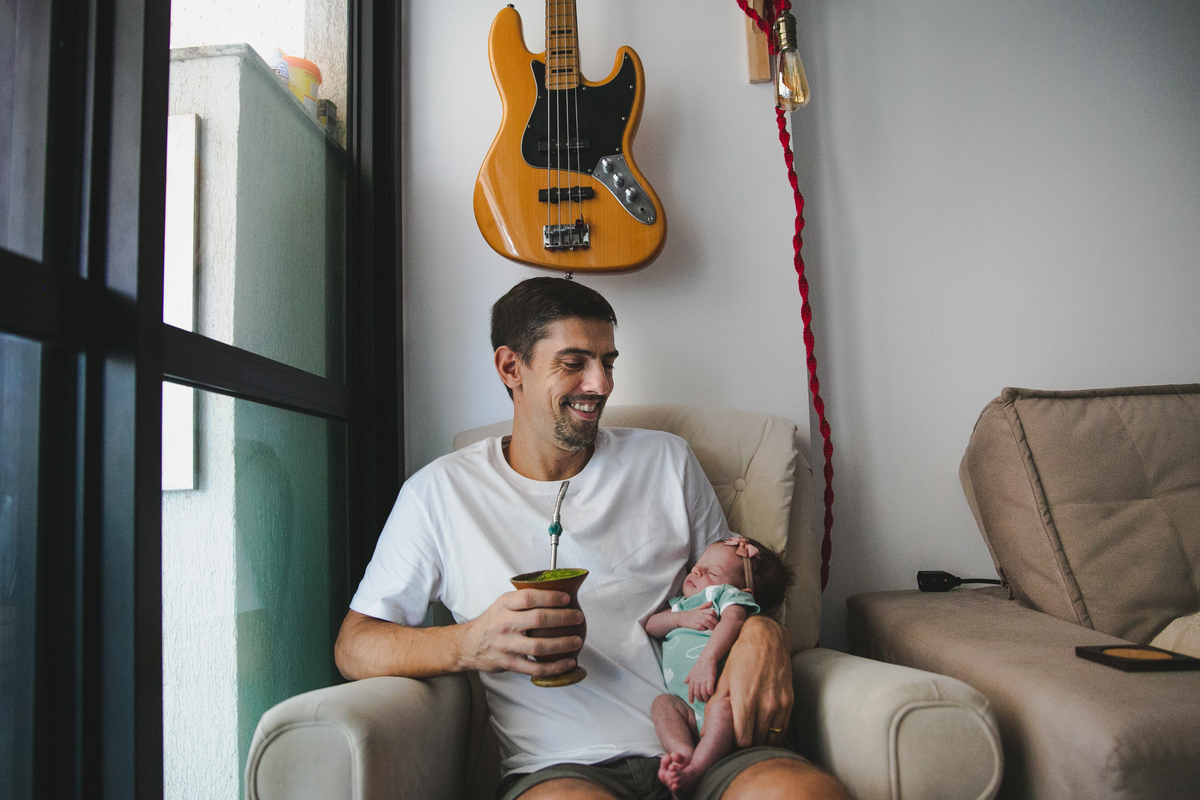 chimarrao, pai e bebe, pai cuidando do bebe, musico, baixo musico, fotografia de familia, fotografia de familia no rio de janeiro, fotografia de familia em niteroi, ensaio de familia no rio de janeiro, ensaio de familia em niteroi