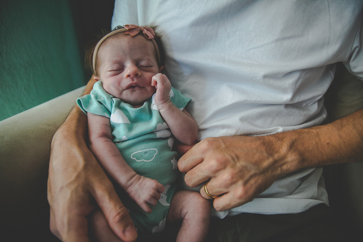 Bebe sorrindo,  Fotografia Lifestyle Natural Newborn, Acompanhamento de Bebês, Fotógrafo de Família, Aline Lelles, Fotografia de Familia Rio de Janeiro, Ensaio de Bebe na Tijuca, Ensaio de Familia na Tijuca