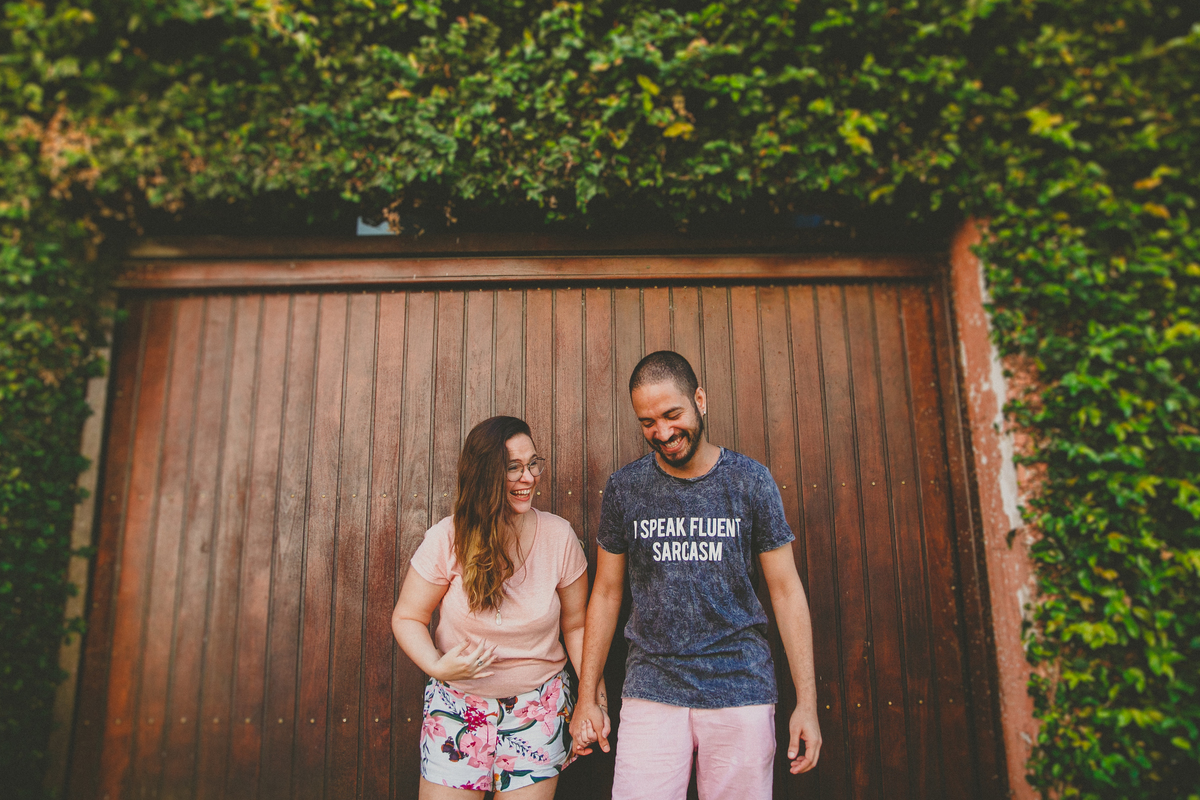 ensaio de casal ao ar livre, como posar para ensaio fotografico, ensaio pre casamento, ensaio pre wedding, aline lelles, fotografia afetiva, fotografia lifestyle, fotos de casal, ensaio de casal, casal comedia