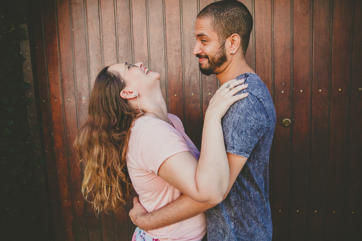 ensaio de casal ao ar livre, como posar para ensaio fotografico, ensaio pre casamento, ensaio pre wedding, aline lelles, fotografia afetiva, fotografia lifestyle, fotos de casal, ensaio de casal, casal comedia