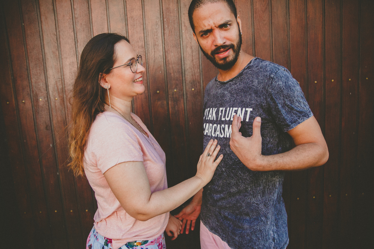 ensaio de casal ao ar livre, como posar para ensaio fotografico, ensaio pre casamento, ensaio pre wedding, aline lelles, fotografia afetiva, fotografia lifestyle, fotos de casal, ensaio de casal, casal comedia