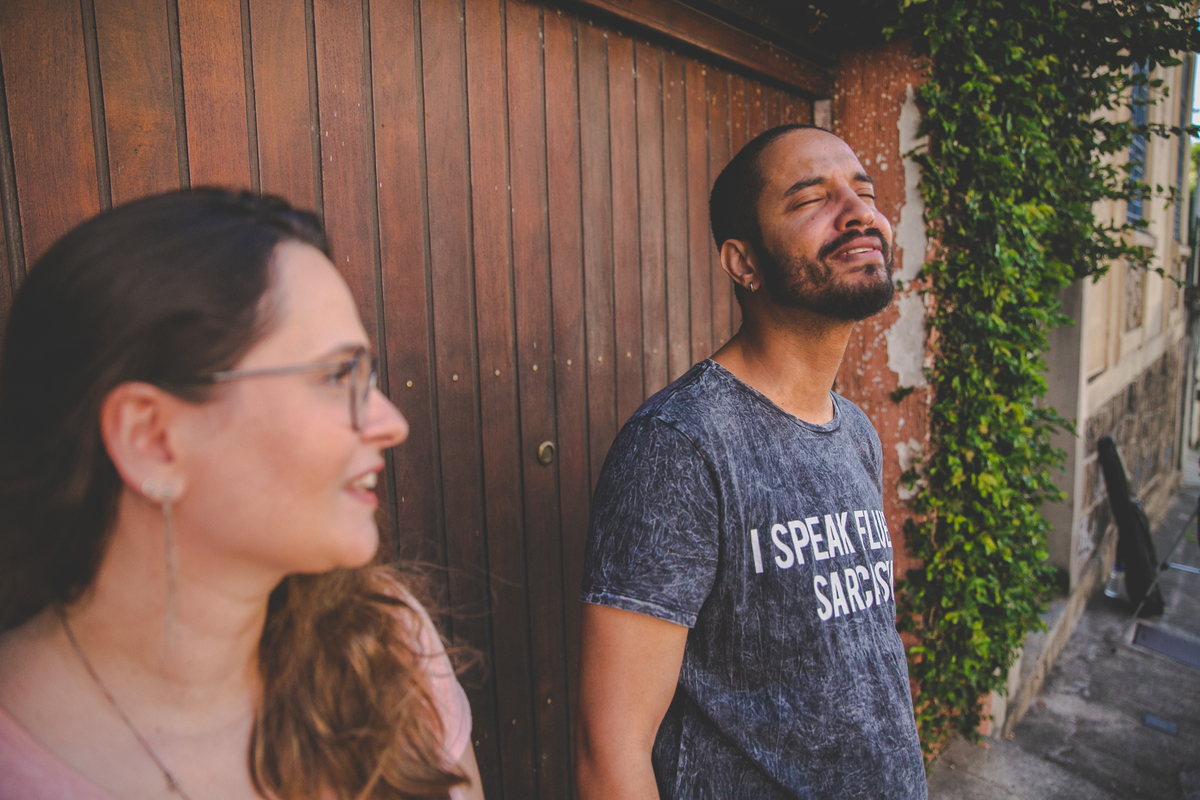 ensaio de casal ao ar livre, como posar para ensaio fotografico, ensaio pre casamento, ensaio pre wedding, aline lelles, fotografia afetiva, fotografia lifestyle, fotos de casal, ensaio de casal, casal comedia