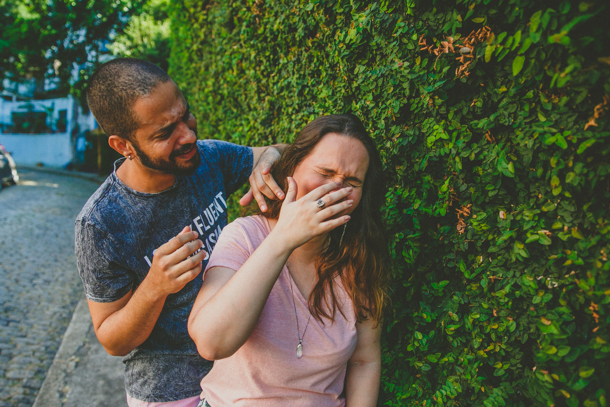 ensaio de casal ao ar livre, como posar para ensaio fotografico, ensaio pre casamento, ensaio pre wedding, aline lelles, fotografia afetiva, fotografia lifestyle, fotos de casal, ensaio de casal, casal comedia
