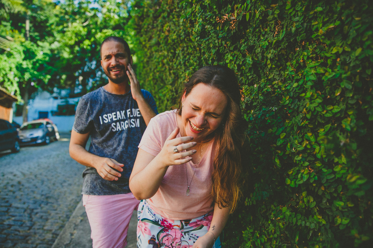 ensaio de casal ao ar livre, como posar para ensaio fotografico, ensaio pre casamento, ensaio pre wedding, aline lelles, fotografia afetiva, fotografia lifestyle, fotos de casal, ensaio de casal, casal comedia