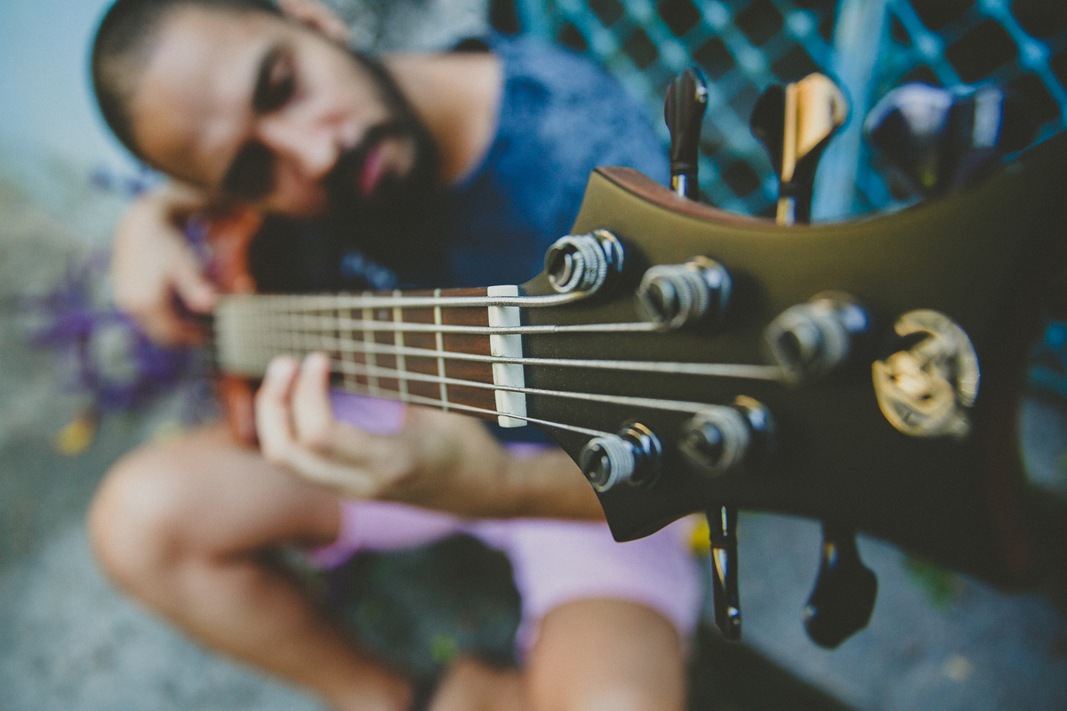ensaio de casal ao ar livre, como posar para ensaio fotografico, ensaio pre casamento, ensaio pre wedding, aline lelles, fotografia afetiva, fotografia lifestyle, fotos de casal, ensaio de casal, baixista, guitarrista