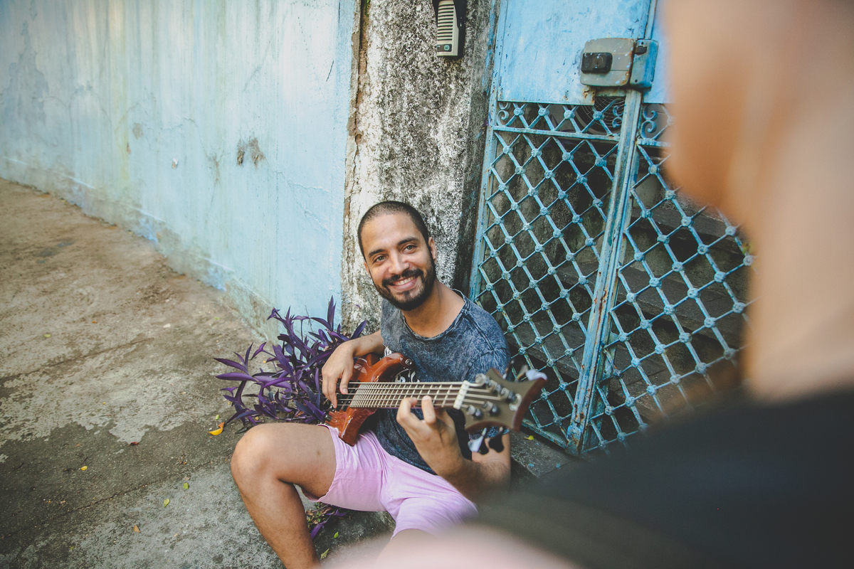 ensaio de casal ao ar livre, como posar para ensaio fotografico, ensaio pre casamento, ensaio pre wedding, aline lelles, fotografia afetiva, fotografia lifestyle, fotos de casal, ensaio de casal, baixista, guitarrista