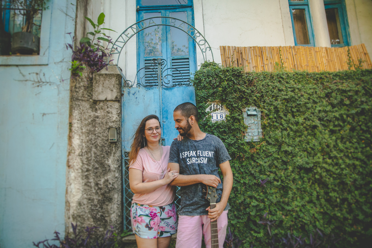 ensaio de casal ao ar livre, como posar para ensaio fotografico, ensaio pre casamento, ensaio pre wedding, aline lelles, fotografia afetiva, fotografia lifestyle, fotos de casal, ensaio de casal, baixista, guitarrista