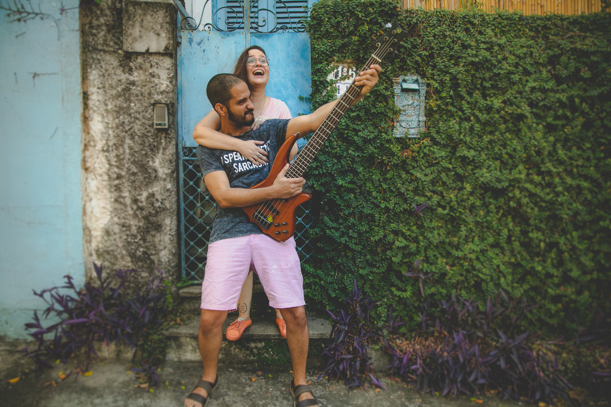 ensaio de casal ao ar livre, como posar para ensaio fotografico, ensaio pre casamento, ensaio pre wedding, aline lelles, fotografia afetiva, fotografia lifestyle, fotos de casal, ensaio de casal, baixista, guitarrista
