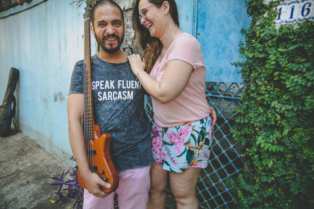 ensaio de casal ao ar livre, como posar para ensaio fotografico, ensaio pre casamento, ensaio pre wedding, aline lelles, fotografia afetiva, fotografia lifestyle, fotos de casal, ensaio de casal, baixista, guitarrista