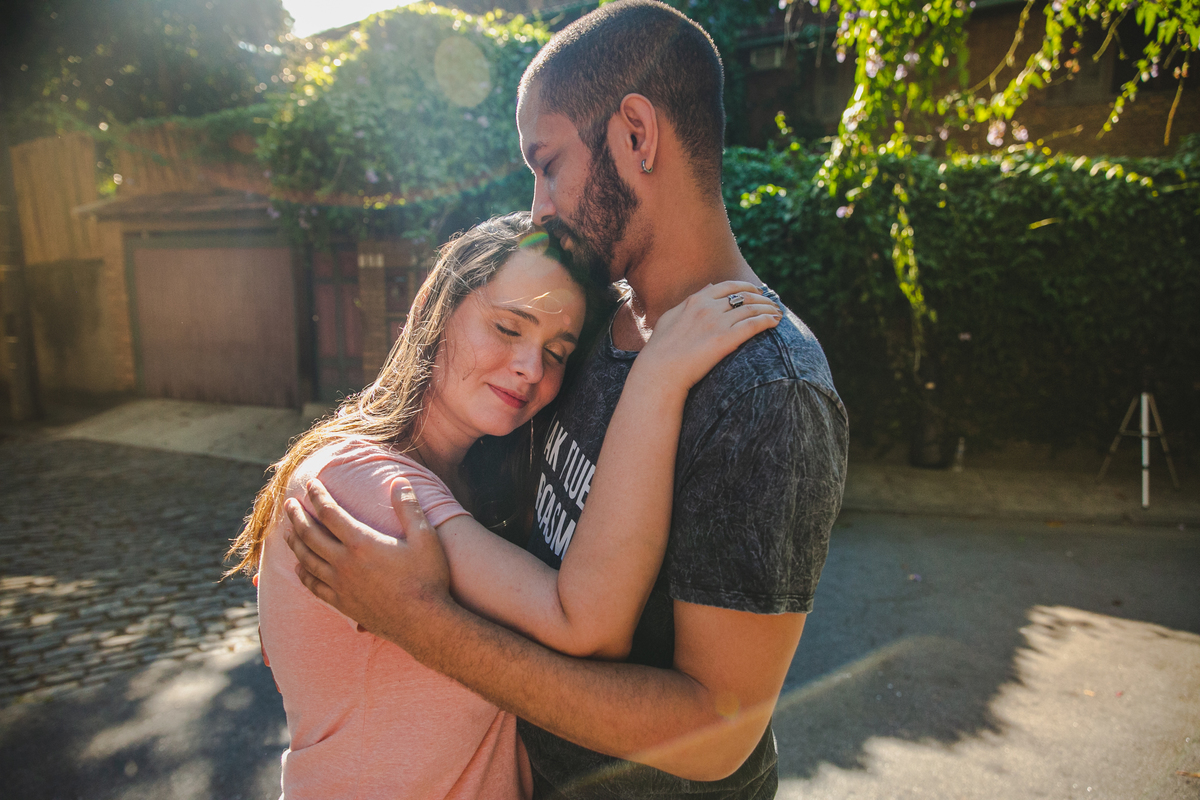 ensaio de casal ao ar livre, como posar para ensaio fotografico, ensaio pre casamento, ensaio pre wedding, aline lelles, fotografia afetiva, fotografia lifestyle, fotos de casal, ensaio de casal