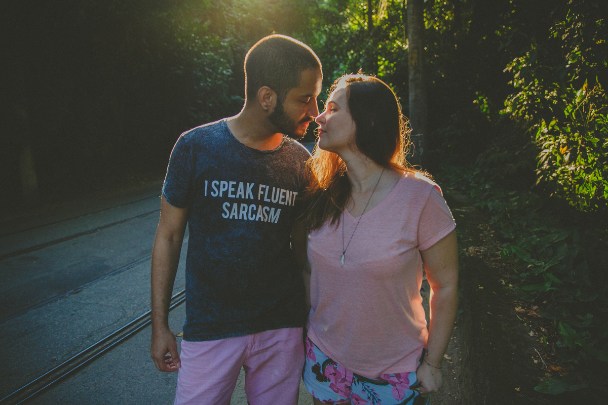 ensaio de casal ao ar livre, como posar para ensaio fotografico, ensaio pre casamento, ensaio pre wedding, aline lelles, fotografia afetiva, fotografia lifestyle, fotos de casal, ensaio de casal