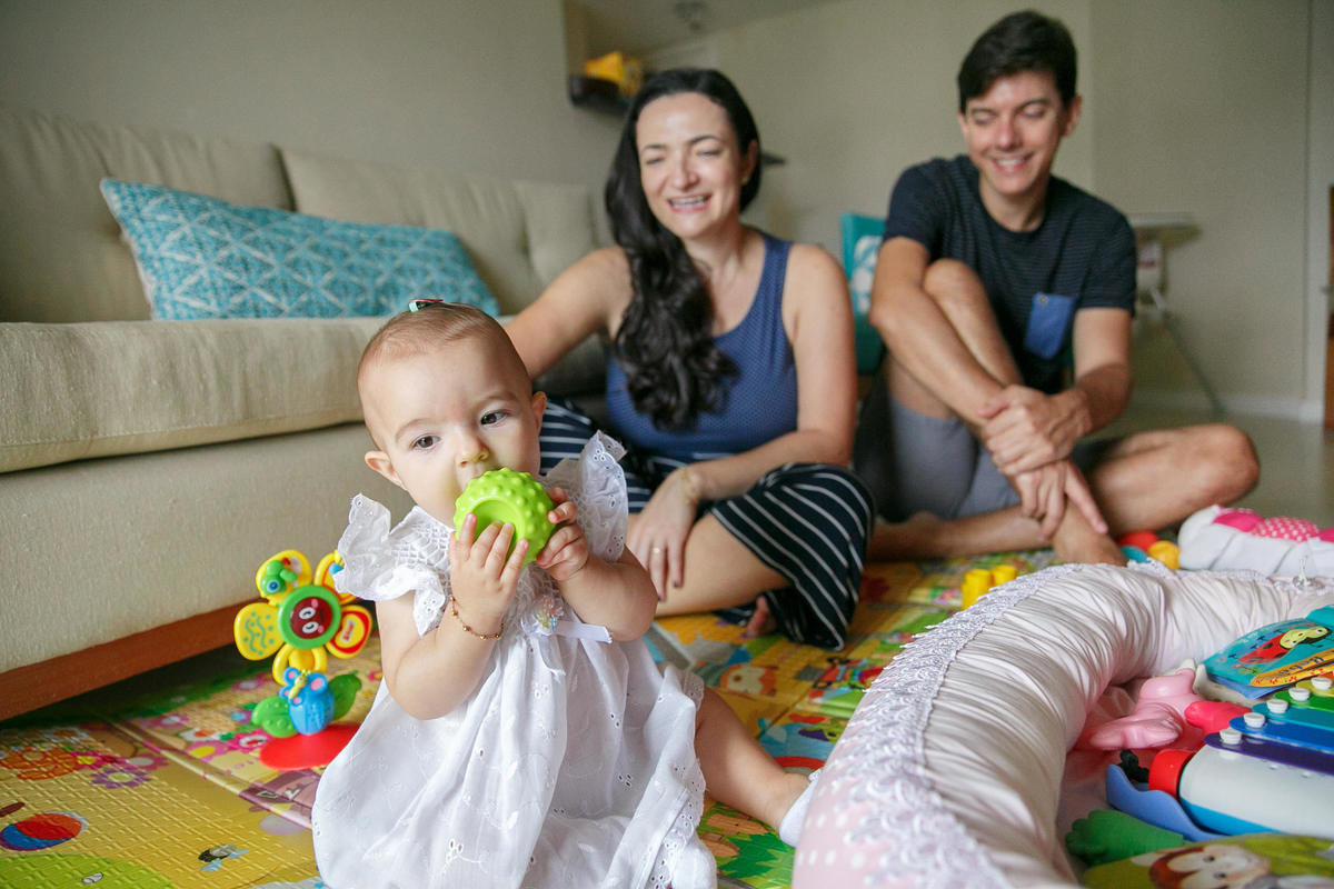 acompanhamento de bebe, natural newborn, fotografia de familia rj, fotografo de familia rj, fotografia de familia, fotografia afetiva aline lelles, fotos de familia em casa, programa boas vindas do canal gnt, album de fotografias