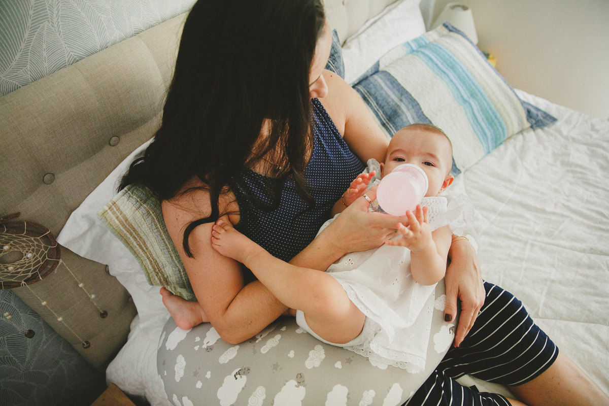 acompanhamento de bebe, natural newborn, fotografia de familia rj, fotografo de familia rj, fotografia de familia, fotografia afetiva aline lelles, fotos de familia em casa, programa boas vindas do canal gnt, album de fotografias