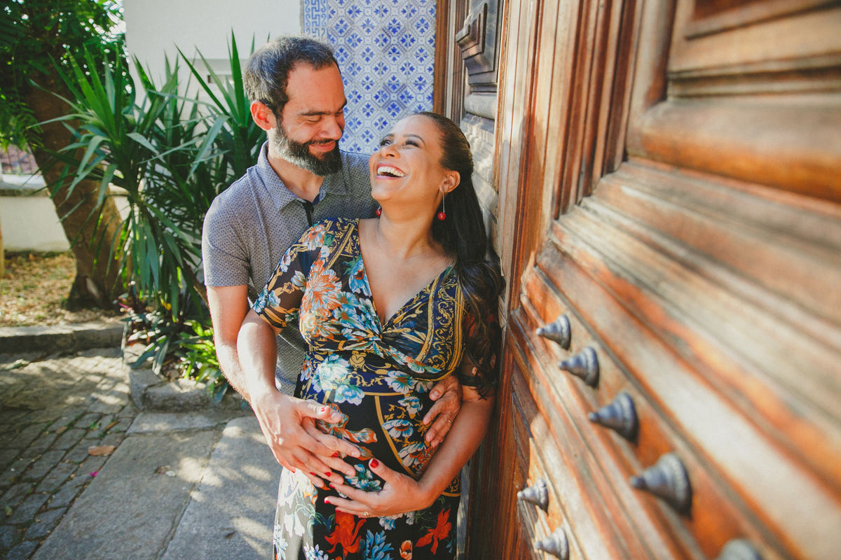 fotografia afetiva, de familia, gestante, de acompanhamento de bebe, rio de janeiro, ensaio em santa teresa, ensaio de gravida, ensaio na praia, ensaio de casal, fotografia de cinema, a cumplicidade entre os casais, a fé em Deus, casais que oram juntos