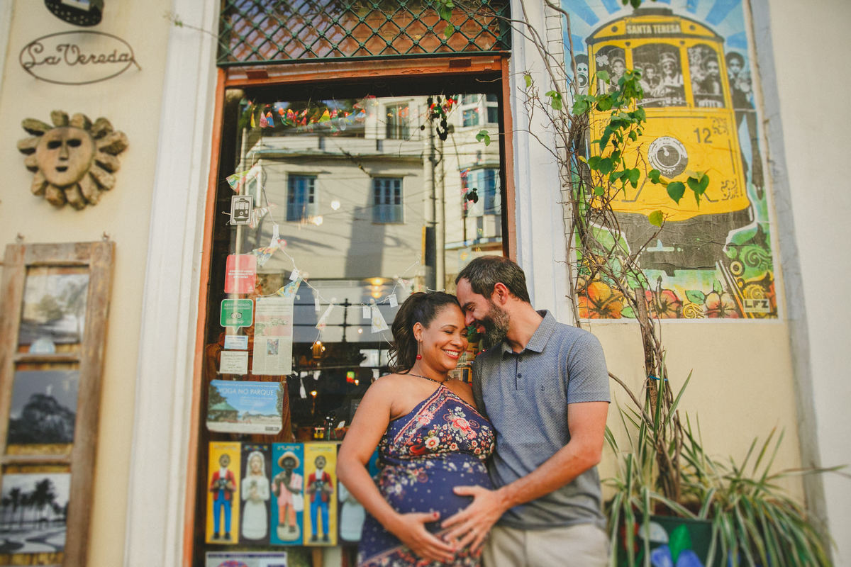 fotografia afetiva, de familia, gestante, de acompanhamento de bebe, rio de janeiro, ensaio em santa teresa, ensaio de gravida, ensaio na praia, ensaio de casal, fotografia de cinema, a cumplicidade entre os casais, a fé em Deus, casais que oram juntos