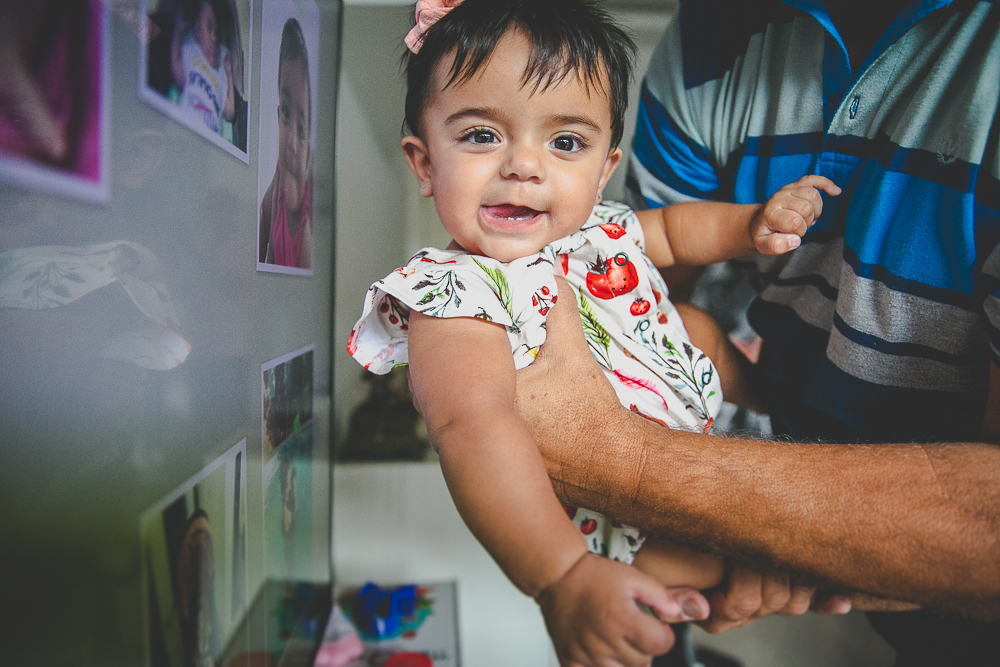 bebe no colo do avo, avo e neto, dia dos avos, bebe com a familia, fotografia afetiva, avo brincando com o bebe, ensaio fotografico em casa, familia rio de janeiro, aline lelles, familia reunida, album de familia, fotografia de familia rj