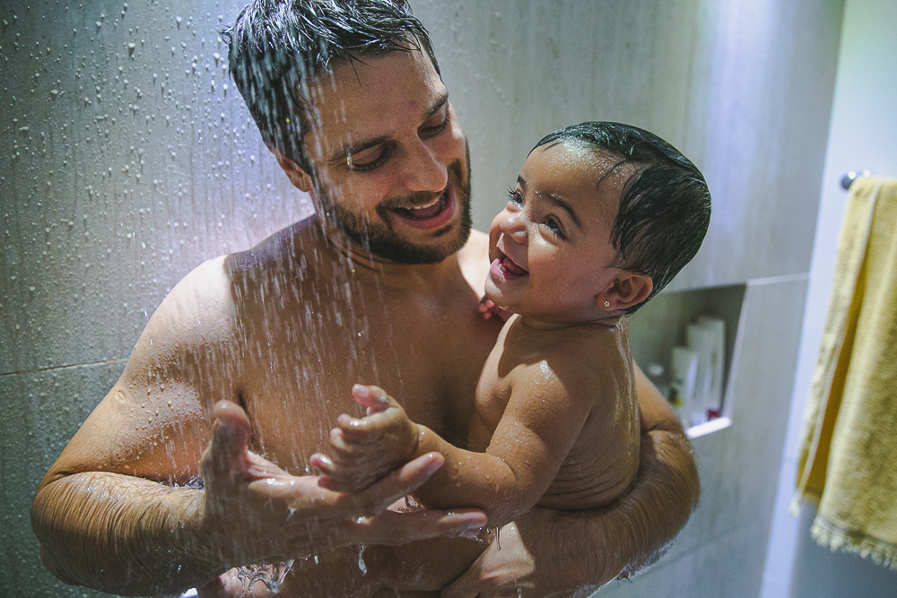 bebe no colo, bebe no chuveiro com o pai, bebe com o pai, bebe com a familia, fotografia afetiva, pai brincando com o bebe, dia dos pais, familia rio de janeiro, aline lelles, familia reunida, album de familia, fotografia de familia rj