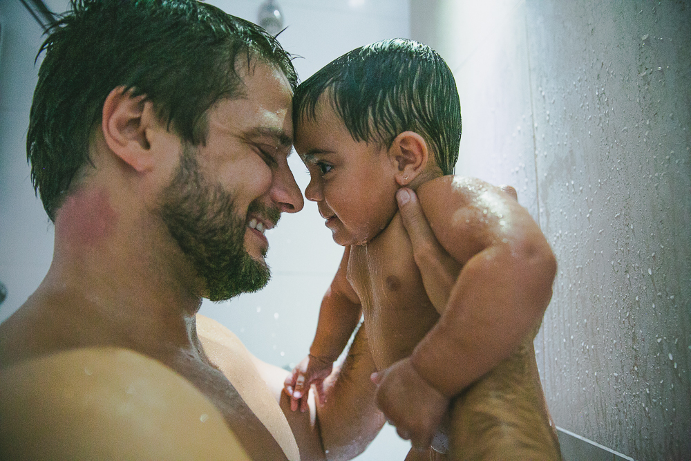 bebe no colo, bebe no chuveiro com o pai, bebe com o pai, bebe com a familia, fotografia afetiva, pai brincando com o bebe, dia dos pais, familia rio de janeiro, aline lelles, familia reunida, album de familia, fotografia de familia rj