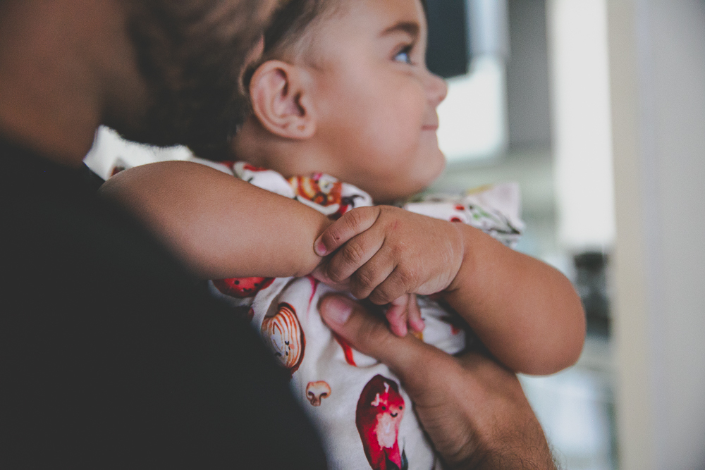 bebe no colo, bebe sendo jogado pra cima, bebe com o pai, bebe com a familia, fotografia afetiva, pai brincando com o bebe, dia dos pais, familia rio de janeiro, aline lelles, familia reunida, album de familia, fotografia de familia rj