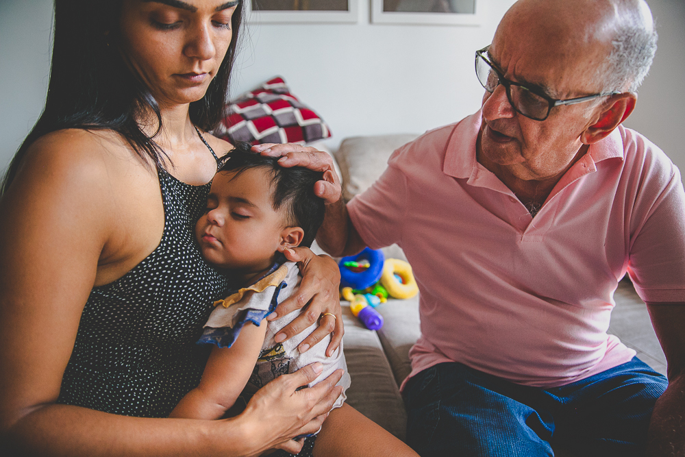 bebe no colo do avo, avo e neto, dia dos avos, bebe com a familia, fotografia afetiva, avo brincando com o bebe, ensaio fotografico em casa, familia rio de janeiro, aline lelles, familia reunida, album de familia, fotografia de familia rj