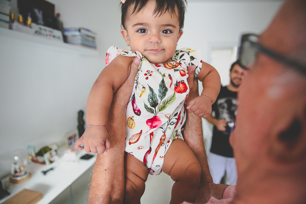 bebe no colo do avo, avo e neto, dia dos avos, bebe com a familia, fotografia afetiva, avo brincando com o bebe, ensaio fotografico em casa, familia rio de janeiro, aline lelles, familia reunida, album de familia, fotografia de familia rj